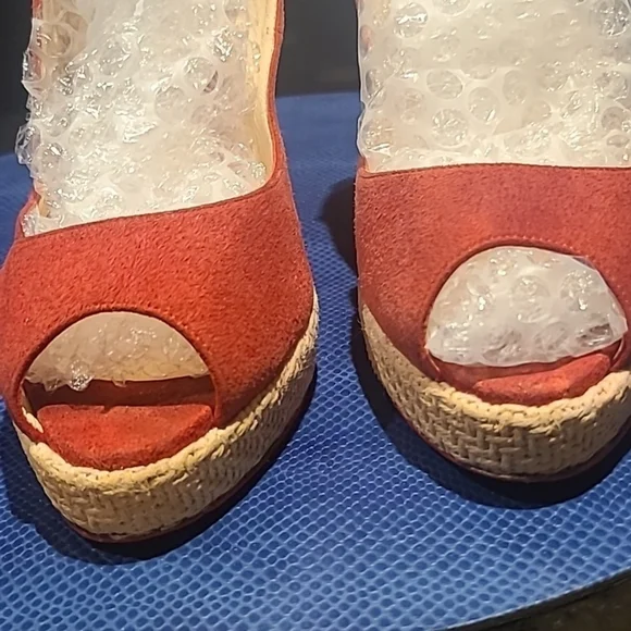 Christian Louboutin heels Sz 38.(#1387)red suede w/ 4.75" heel and 1" platform. - Picture 13 of 17